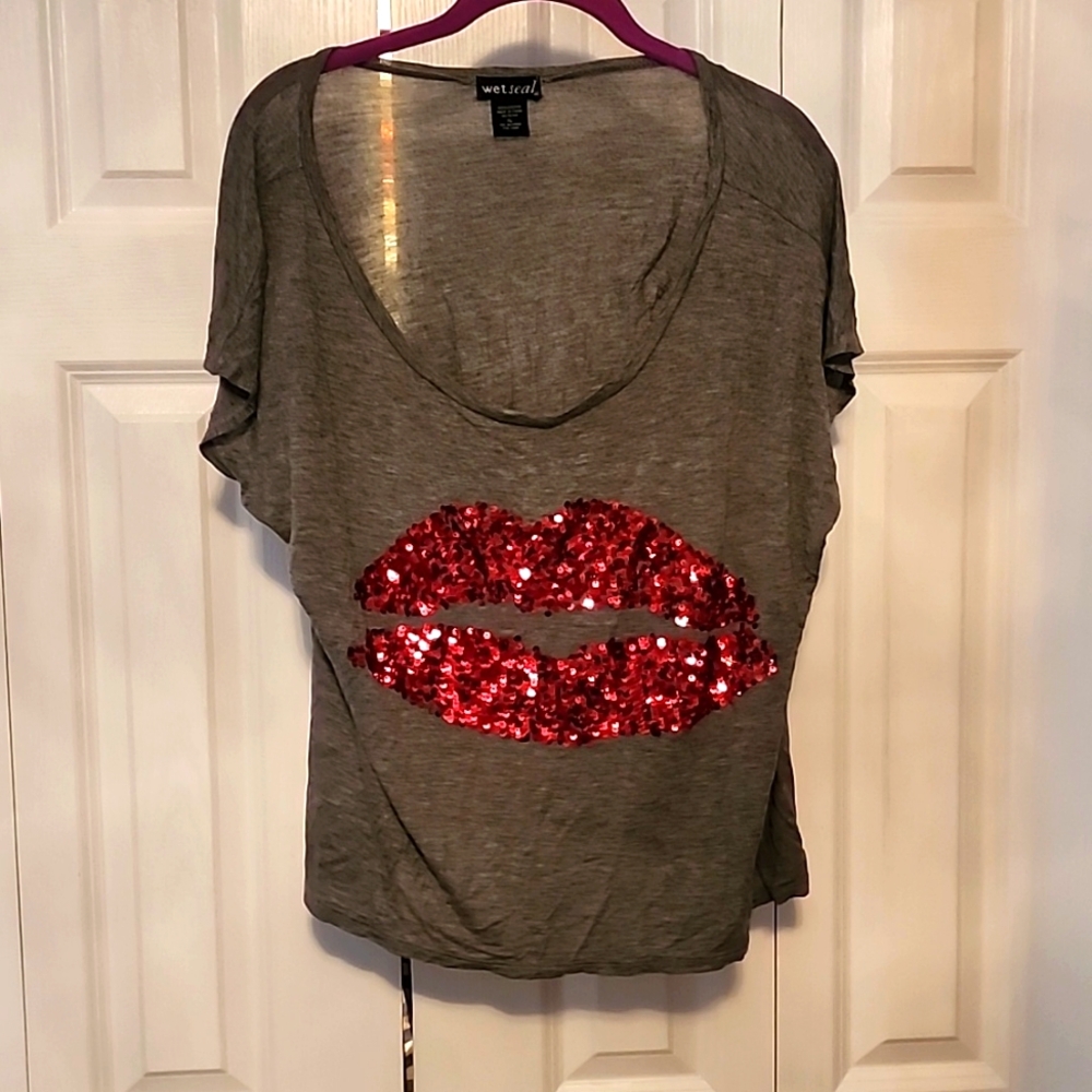 Wet Seal Short Sleeve Top w/Sequin Lips